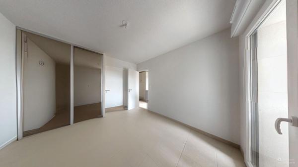 À vendre (loué) - T2 récent avec terrasse et parking couvert. Investissement sécurisé