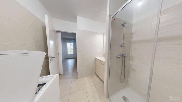 À vendre (loué) - T2 récent avec terrasse et parking couvert. Investissement sécurisé