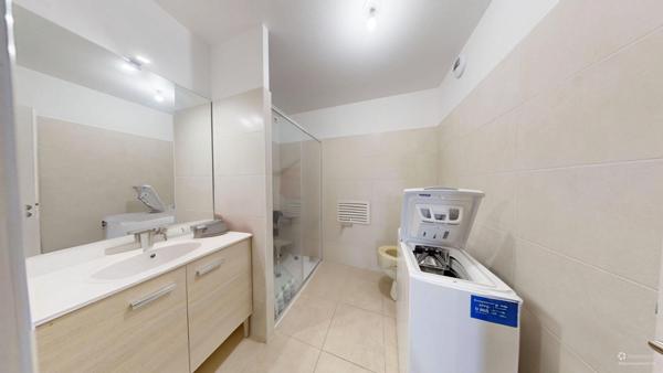 À vendre (loué) - T2 récent avec terrasse et parking couvert. Investissement sécurisé