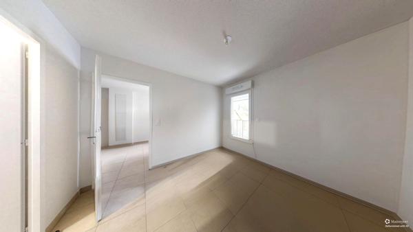 À vendre (loué) - T2 récent avec terrasse et parking couvert. Investissement sécurisé