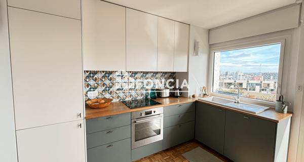 Location Appartement meublé 3 pièces 73.33 m² - Paris 75018