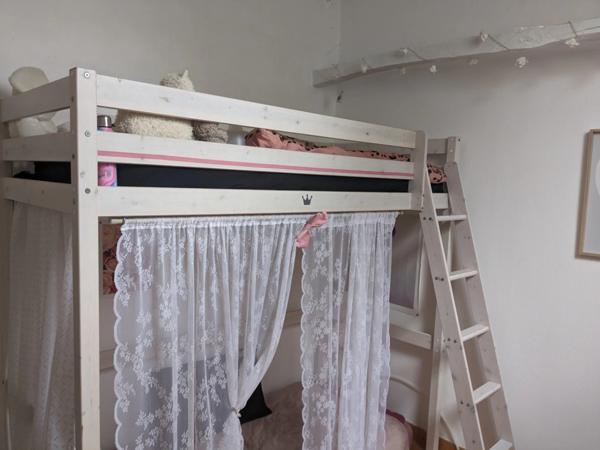 PLUMELIAU MAGNIFIQUE CHAUMIERE DE 170M² 7 PIECES 2 PARCELLES DE 1037 M² ET PARCELLE BOISEE DE 1,3 HECTARE ENVIRON