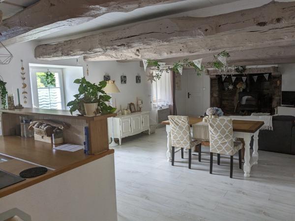 PLUMELIAU MAGNIFIQUE CHAUMIERE DE 170M² 7 PIECES 2 PARCELLES DE 1037 M² ET PARCELLE BOISEE DE 1,3 HECTARE ENVIRON