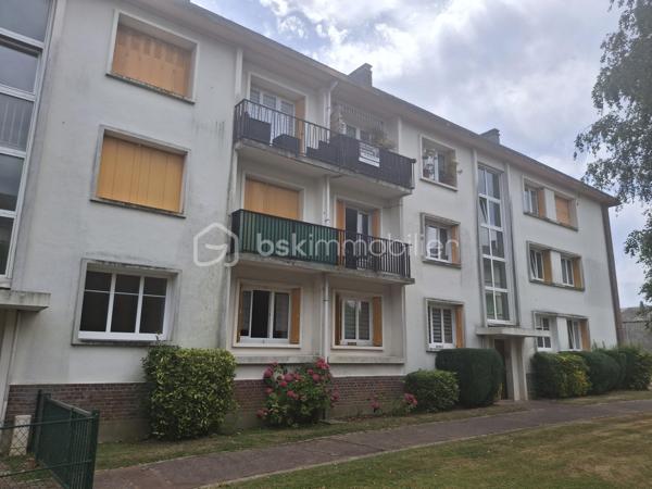 Situé sur les hauteurs de Dieppe (quartier Janval Prévert), dans une résidence calme et bien entretenue, cet appartement de 56 m² offre un cadre de vie agréable, à proximité immédiate des commerces et des transports. Entièrement rénové et isolé récemment, il propose un intérieur fonctionnel et lumineux.

La petite copropriété de 20 lots, très bien fréquentée et habitée en grande majorité par des occupants à l’année, offre un cadre de vie agréable et très pratique, avec de beaux espaces verts et plusieurs places de stationnement disponibles en aérien.

L’appartement vendu avec une cave privative en sous-sol, de 7m2 et équipée en électricité, permettant de recharger les véhicules électriques et un box fermé de parking et entièrement sécurisé. Situé au 2ème étage, il est traversant et lumineux. Ses nombreuses ouvertures et son exposition lui permettent de faire entrer le soleil toute la journée.

Il se compose d’une belle entrée, d’une cuisine et arrière-cuisine, d’un séjour-salon avec balcon, de 2 chambres, d’une salle d’eau et d’un WC indépendant. Les huisseries sont en double vitrage PVC et l’appartement est desservi par la fibre.

Les charges de copro s’élèvent à 920 €/an. La copropriété, bien tenue, bénéficie de charges faibles, un atout non négligeable pour maîtriser son budget.

Vous êtes à la recherche d’une 1ère acquisition, d’un pied à terre proche de la mer ou d’un investissement locatif ?   Contactez-moi sans tarder  au 06 89 96 20 74 afin d’obtenir plus d’informations et un créneau de visite.