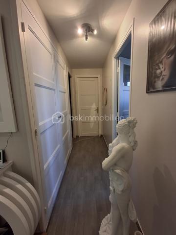 Situé sur les hauteurs de Dieppe (quartier Janval Prévert), dans une résidence calme et bien entretenue, cet appartement de 56 m² offre un cadre de vie agréable, à proximité immédiate des commerces et des transports. Entièrement rénové et isolé récemment, il propose un intérieur fonctionnel et lumineux.

La petite copropriété de 20 lots, très bien fréquentée et habitée en grande majorité par des occupants à l’année, offre un cadre de vie agréable et très pratique, avec de beaux espaces verts et plusieurs places de stationnement disponibles en aérien.

L’appartement vendu avec une cave privative en sous-sol, de 7m2 et équipée en électricité, permettant de recharger les véhicules électriques et un box fermé de parking et entièrement sécurisé. Situé au 2ème étage, il est traversant et lumineux. Ses nombreuses ouvertures et son exposition lui permettent de faire entrer le soleil toute la journée.

Il se compose d’une belle entrée, d’une cuisine et arrière-cuisine, d’un séjour-salon avec balcon, de 2 chambres, d’une salle d’eau et d’un WC indépendant. Les huisseries sont en double vitrage PVC et l’appartement est desservi par la fibre.

Les charges de copro s’élèvent à 920 €/an. La copropriété, bien tenue, bénéficie de charges faibles, un atout non négligeable pour maîtriser son budget.

Vous êtes à la recherche d’une 1ère acquisition, d’un pied à terre proche de la mer ou d’un investissement locatif ?   Contactez-moi sans tarder  au 06 89 96 20 74 afin d’obtenir plus d’informations et un créneau de visite.