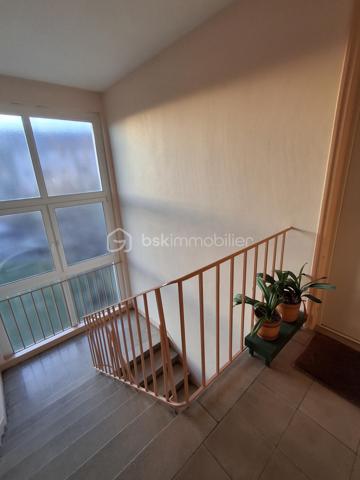 Situé sur les hauteurs de Dieppe (quartier Janval Prévert), dans une résidence calme et bien entretenue, cet appartement de 56 m² offre un cadre de vie agréable, à proximité immédiate des commerces et des transports. Entièrement rénové et isolé récemment, il propose un intérieur fonctionnel et lumineux.

La petite copropriété de 20 lots, très bien fréquentée et habitée en grande majorité par des occupants à l’année, offre un cadre de vie agréable et très pratique, avec de beaux espaces verts et plusieurs places de stationnement disponibles en aérien.

L’appartement vendu avec une cave privative en sous-sol, de 7m2 et équipée en électricité, permettant de recharger les véhicules électriques et un box fermé de parking et entièrement sécurisé. Situé au 2ème étage, il est traversant et lumineux. Ses nombreuses ouvertures et son exposition lui permettent de faire entrer le soleil toute la journée.

Il se compose d’une belle entrée, d’une cuisine et arrière-cuisine, d’un séjour-salon avec balcon, de 2 chambres, d’une salle d’eau et d’un WC indépendant. Les huisseries sont en double vitrage PVC et l’appartement est desservi par la fibre.

Les charges de copro s’élèvent à 920 €/an. La copropriété, bien tenue, bénéficie de charges faibles, un atout non négligeable pour maîtriser son budget.

Vous êtes à la recherche d’une 1ère acquisition, d’un pied à terre proche de la mer ou d’un investissement locatif ?   Contactez-moi sans tarder  au 06 89 96 20 74 afin d’obtenir plus d’informations et un créneau de visite.