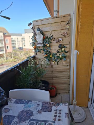 Situé sur les hauteurs de Dieppe (quartier Janval Prévert), dans une résidence calme et bien entretenue, cet appartement de 56 m² offre un cadre de vie agréable, à proximité immédiate des commerces et des transports. Entièrement rénové et isolé récemment, il propose un intérieur fonctionnel et lumineux.

La petite copropriété de 20 lots, très bien fréquentée et habitée en grande majorité par des occupants à l’année, offre un cadre de vie agréable et très pratique, avec de beaux espaces verts et plusieurs places de stationnement disponibles en aérien.

L’appartement vendu avec une cave privative en sous-sol, de 7m2 et équipée en électricité, permettant de recharger les véhicules électriques et un box fermé de parking et entièrement sécurisé. Situé au 2ème étage, il est traversant et lumineux. Ses nombreuses ouvertures et son exposition lui permettent de faire entrer le soleil toute la journée.

Il se compose d’une belle entrée, d’une cuisine et arrière-cuisine, d’un séjour-salon avec balcon, de 2 chambres, d’une salle d’eau et d’un WC indépendant. Les huisseries sont en double vitrage PVC et l’appartement est desservi par la fibre.

Les charges de copro s’élèvent à 920 €/an. La copropriété, bien tenue, bénéficie de charges faibles, un atout non négligeable pour maîtriser son budget.

Vous êtes à la recherche d’une 1ère acquisition, d’un pied à terre proche de la mer ou d’un investissement locatif ?   Contactez-moi sans tarder  au 06 89 96 20 74 afin d’obtenir plus d’informations et un créneau de visite.