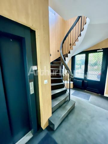 Bureaux à louer à Lille - Immeuble de standing avec open space et parking à proximité