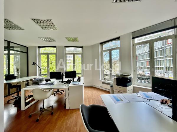 Bureaux à louer à Lille - Immeuble de standing avec open space et parking à proximité