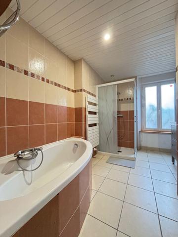 Maison de bourg 110 m² avec terrasse et garage - Le Mesnil en Vallée