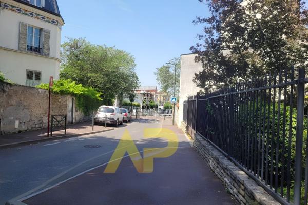 Appartement Bourg La Reine 1 pièce(s) 130 380 € **  - Référence  550