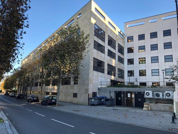 Immeuble de standing pour des bureaux Plug & Play - Parkings en sous-sol - PMR