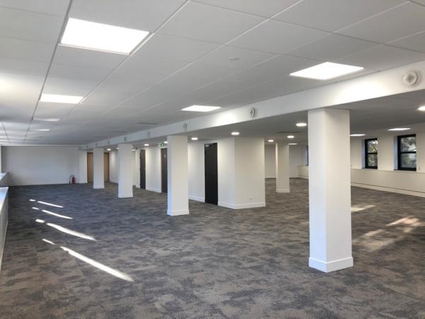Immeuble de standing pour des bureaux Plug & Play - Parkings en sous-sol - PMR