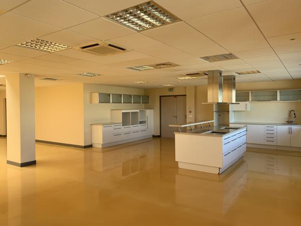 Bureaux à louer à Puiseux-Pontoise bâtiment indépendant avec terrasse