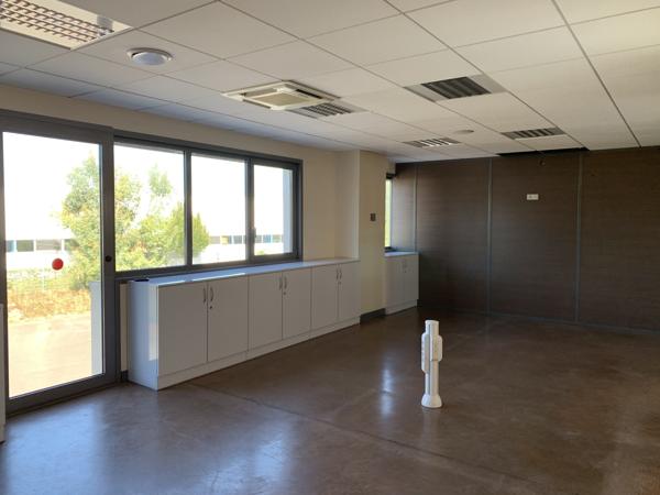 Bureaux à louer à Puiseux-Pontoise bâtiment indépendant avec terrasse