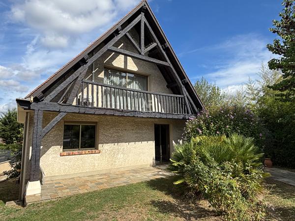 Maison d'exception à vendre à Saint Ouen l'Aumône - 8 pièces, 195,75 m² sur 1131 m² de terrain 519 000 € **  - Référence  11321