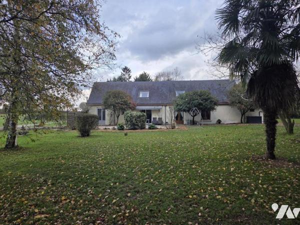 10 min de Château-Gontier. Une longère + un gîte. Terrain de 3.3ha avec plan d'eau de 12.400m².