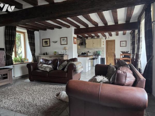 10 min de Château-Gontier. Une longère + un gîte. Terrain de 3.3ha avec plan d'eau de 12.400m².