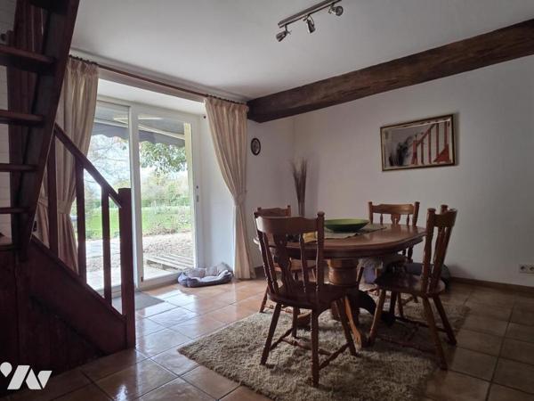 10 min de Château-Gontier. Une longère + un gîte. Terrain de 3.3ha avec plan d'eau de 12.400m².