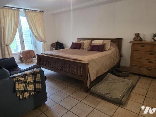 10 min de Château-Gontier. Une longère + un gîte. Terrain de 3.3ha avec plan d'eau de 12.400m².