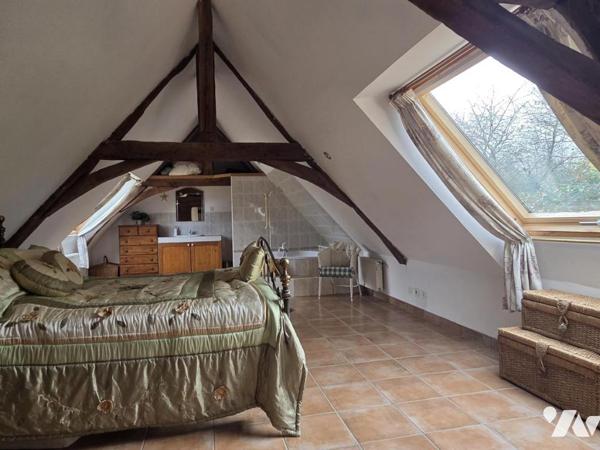 10 min de Château-Gontier. Une longère + un gîte. Terrain de 3.3ha avec plan d'eau de 12.400m².