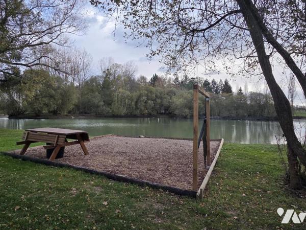 10 min de Château-Gontier. Une longère + un gîte. Terrain de 3.3ha avec plan d'eau de 12.400m².
