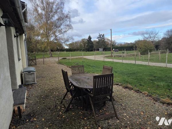 10 min de Château-Gontier. Une longère + un gîte. Terrain de 3.3ha avec plan d'eau de 12.400m².