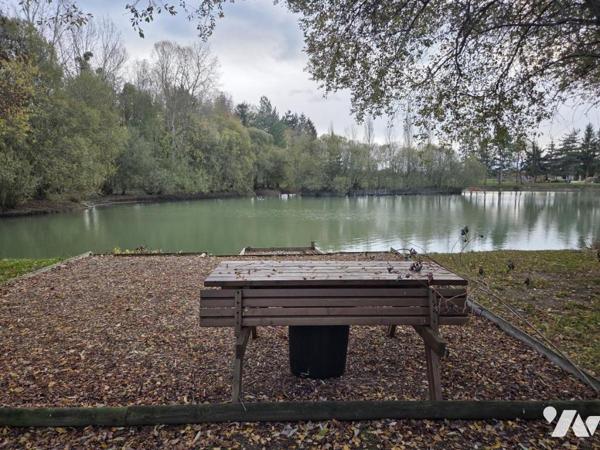 10 min de Château-Gontier. Une longère + un gîte. Terrain de 3.3ha avec plan d'eau de 12.400m².