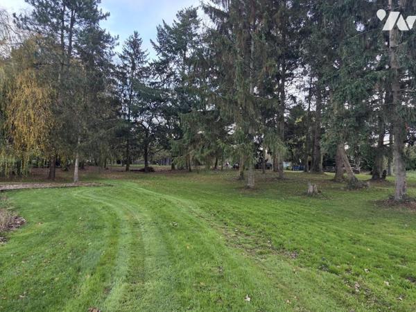 10 min de Château-Gontier. Une longère + un gîte. Terrain de 3.3ha avec plan d'eau de 12.400m².