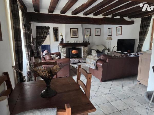 10 min de Château-Gontier. Une longère + un gîte. Terrain de 3.3ha avec plan d'eau de 12.400m².