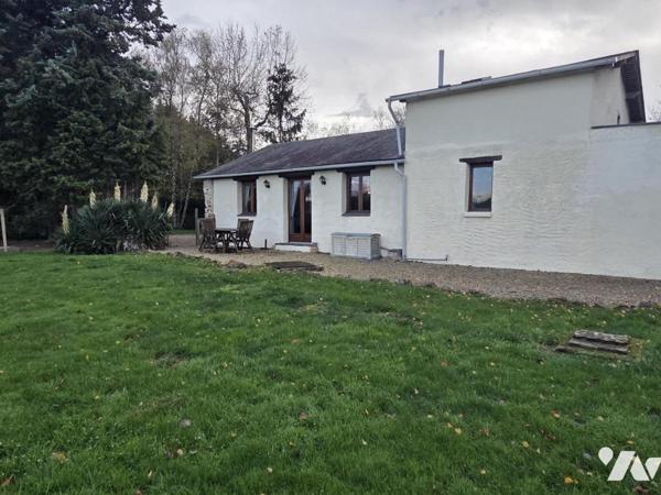 10 min de Château-Gontier. Une longère + un gîte. Terrain de 3.3ha avec plan d'eau de 12.400m².