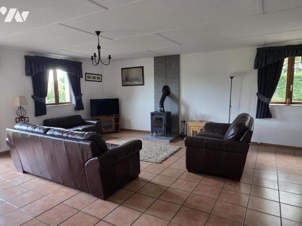 10 min de Château-Gontier. Une longère + un gîte. Terrain de 3.3ha avec plan d'eau de 12.400m².