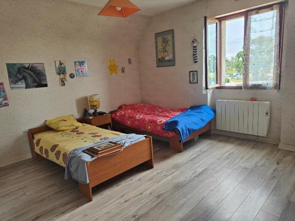 Charmante maison bretonne avec grand jardin, proche Quintin