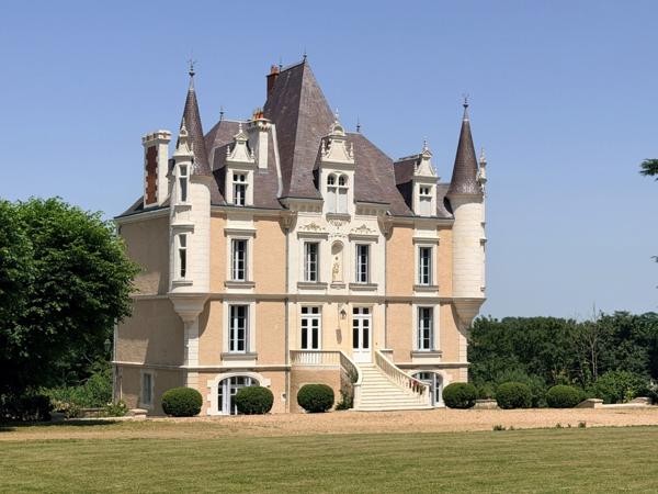 Magnifique château 19e siècle aux portes de Poitiers