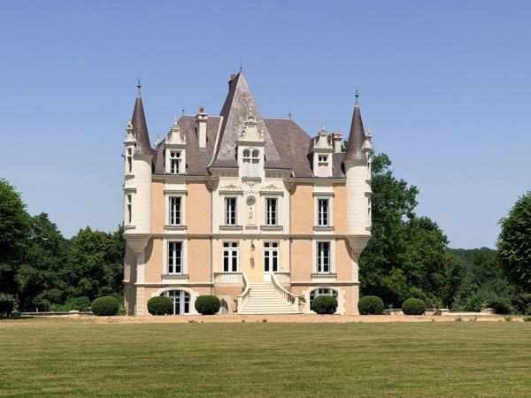 Magnifique château 19e siècle aux portes de Poitiers
