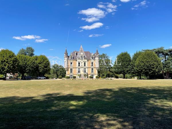 Magnifique château 19e siècle aux portes de Poitiers