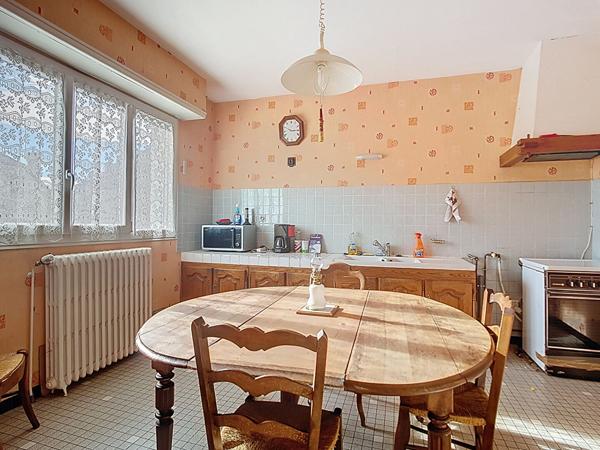 Gelos : Maison Familiale de 110 m² possibilité d'agrandissement avec 1000m² de Terrain séjour, salle à manger, cuisine, trois chambres, salle de bains, W.C, garage, sous-sol et combles aménageables