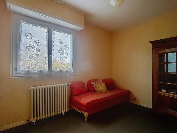 Gelos : Maison Familiale de 110 m² possibilité d'agrandissement avec 1000m² de Terrain séjour, salle à manger, cuisine, trois chambres, salle de bains, W.C, garage, sous-sol et combles aménageables