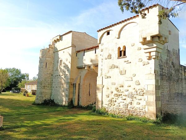 Logis charentais avec gîtes au cœur du Marais Poitevin, à 35 min de La Rochelle