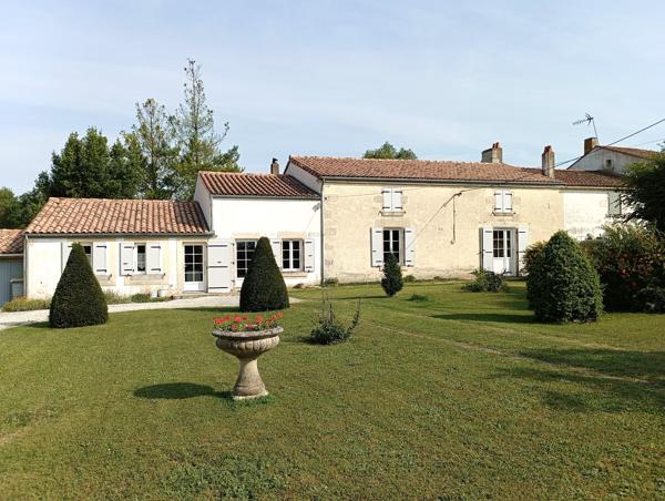 Logis charentais avec gîtes au cœur du Marais Poitevin, à 35 min de La Rochelle