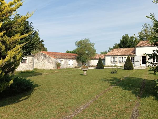 Logis charentais avec gîtes au cœur du Marais Poitevin, à 35 min de La Rochelle