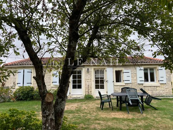 Logis charentais avec gîtes au cœur du Marais Poitevin, à 35 min de La Rochelle