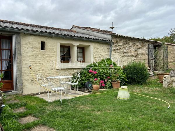 Logis charentais avec gîtes au cœur du Marais Poitevin, à 35 min de La Rochelle