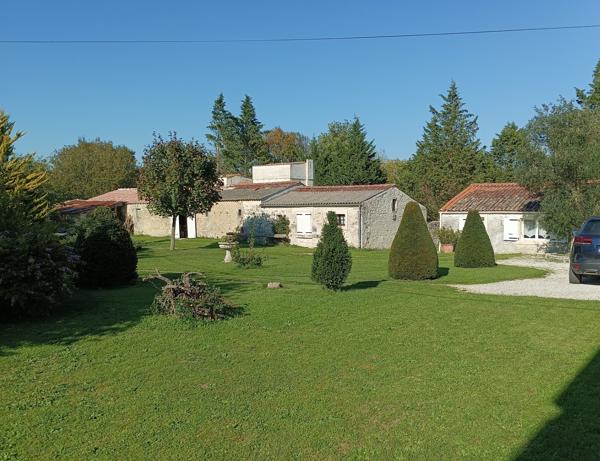Logis charentais avec gîtes au cœur du Marais Poitevin, à 35 min de La Rochelle