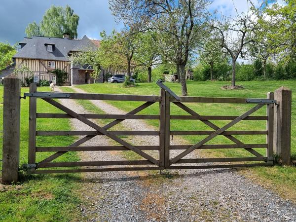 Charmant logis avec gîte et structure équestre sur 10 ha protégés aux portes de Deauville.