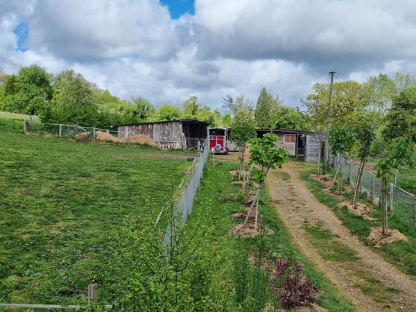 Charmant logis avec gîte et structure équestre sur 10 ha protégés aux portes de Deauville.