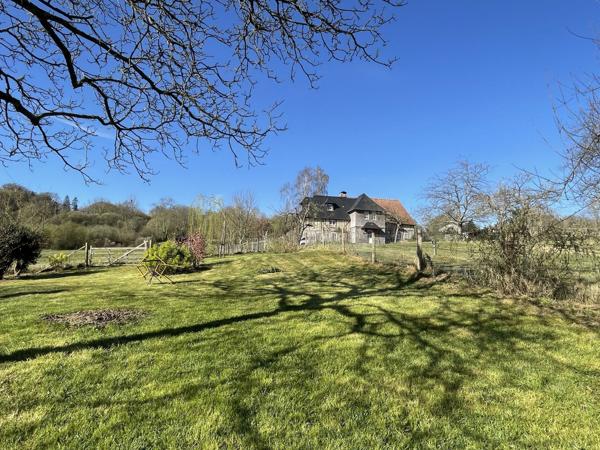 Charmant logis avec gîte et structure équestre sur 10 ha protégés aux portes de Deauville.