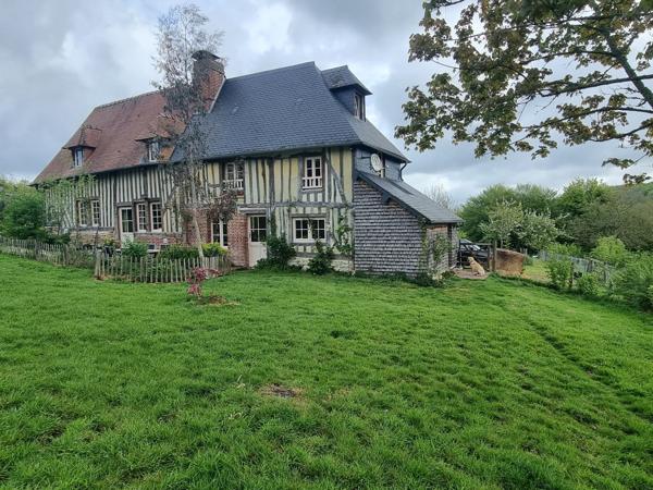 Charmant logis avec gîte et structure équestre sur 10 ha protégés aux portes de Deauville.
