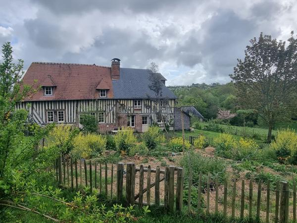 Charmant logis avec gîte et structure équestre sur 10 ha protégés aux portes de Deauville.