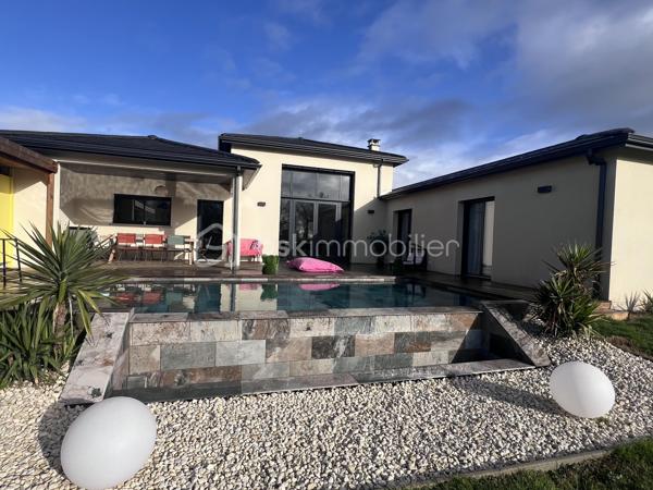 MAISON CONTEMPORAINE                      PROCHE DE COUTRAS                    HABITATION ET ACTIVITÉ LIBÉRALE 

Découvrez ce charmant havre de paix situé dans le quartier pavillonnaire proche de Coutras. Cette maison contemporaine de 190 m², nichée
sur un magnifique terrain de 1705 m², vous offre une vie paisible en pleine campagne.

Avec ses 8 pièces, un vaste séjour de plus de 60m2 , une cuisine aménagée et équipée , séparée par une grande verrière , ses 4/5 chambres  possible ,
dont une suite parentale avec une salle de bains et son dressing, 1 salle d'eau et un toilette séparé . Le cellier / buanderie , très bien pensé et
équipé , offrant de nombreux rangements . Cette maison vous accueille avec un style moderne et confortable.

Un espace dédié à une activité de garde d'enfants de plus de 40m2 , composé d'une salle de jeux , d'un toilette et de 2 espaces de repos sont
actuellement une source de revenus et pourrait devenir votre prochain lieu de travail ou bien une future chambre d'hotes . 

Les extérieurs ne sont pas en reste avec une terrasse orientée plein Sud, une piscine à débordement carrelée pour des moments de détente
ensoleillés. Un très parking pour plusieurs véhicules , sans oublier un carport attenant à la maison et 1 box pour plus de commodité. Profitez
d'une vue dégagée et d’un environnement calme.

La maison est équipée de la climatisation et d'un système de chauffage individuel par aérothermie (PAC air/air ) simple et économique . La
gare de St Seurin sur l'Isle et plusieurs lignes de bus sont à proximité, offrant un accès pratique aux transports en commun.

Ne manquez pas cette opportunité coup de cœur et venez la découvrir .
La taxe foncière s'élève à 933 €. Contactez Jean Noel Castaner pour plus d'informations